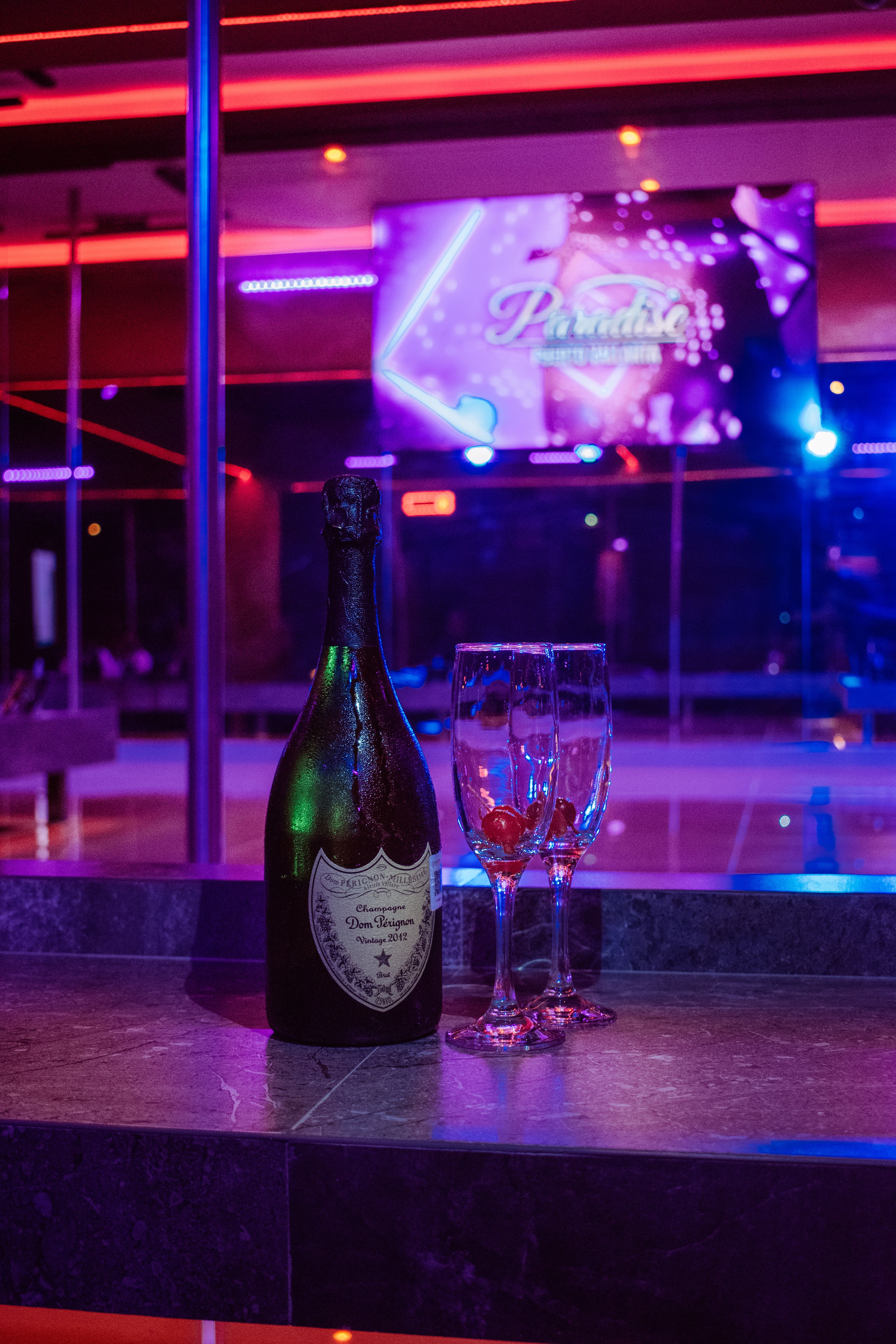 Clientes disfrutando en el bar para hombres en Puerto Vallarta strip clubs